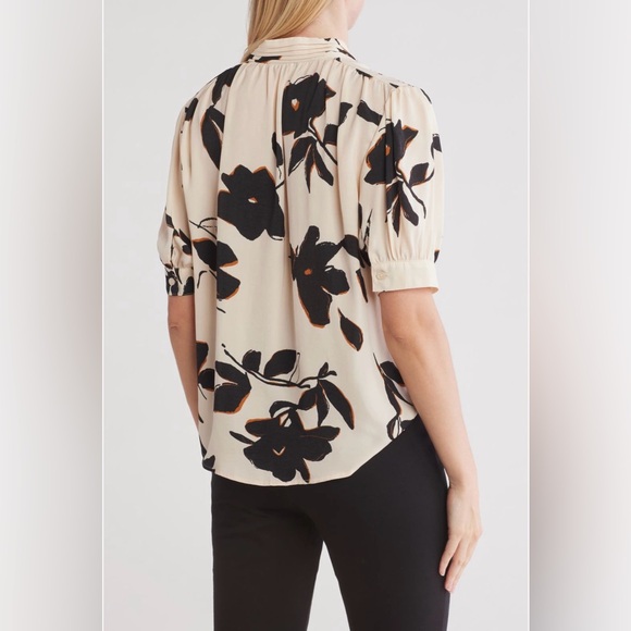 T Tahari Floral Print Button-Up Blouse Short Sleeve in Cream & Black size Small - Picture 3 of 3